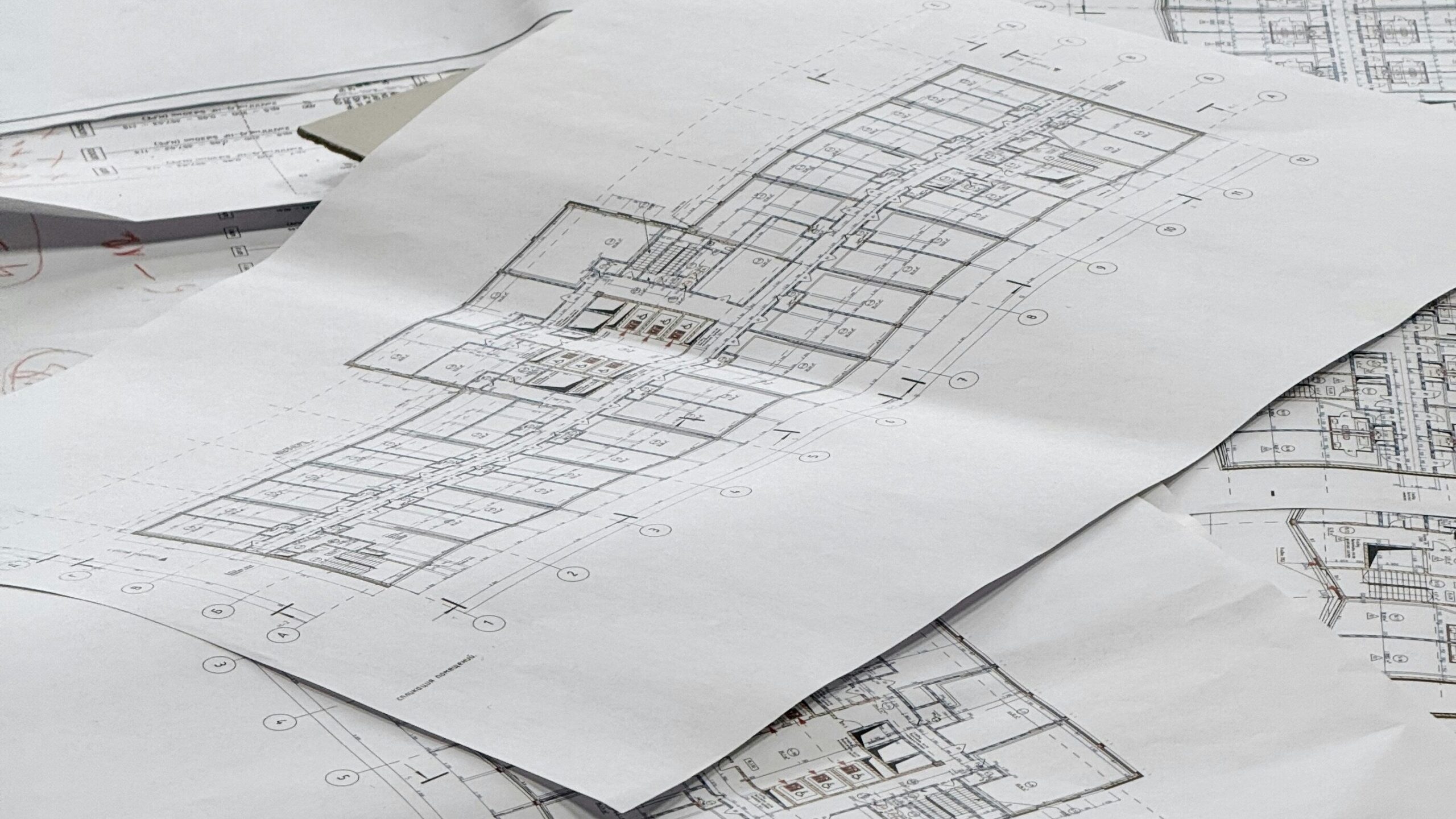 Einreichplan und Baupläne auf dem Tisch – persönliche Beratung für Einreichplanung und Bauplanung in Österreich
